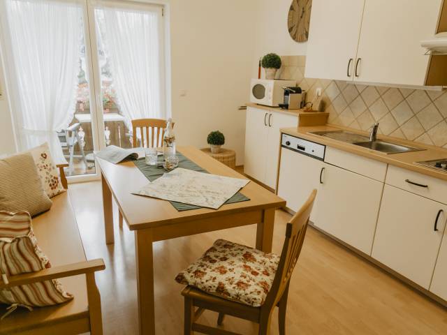 Küche und Sitzecke in Ferienwohnung im Swisttal