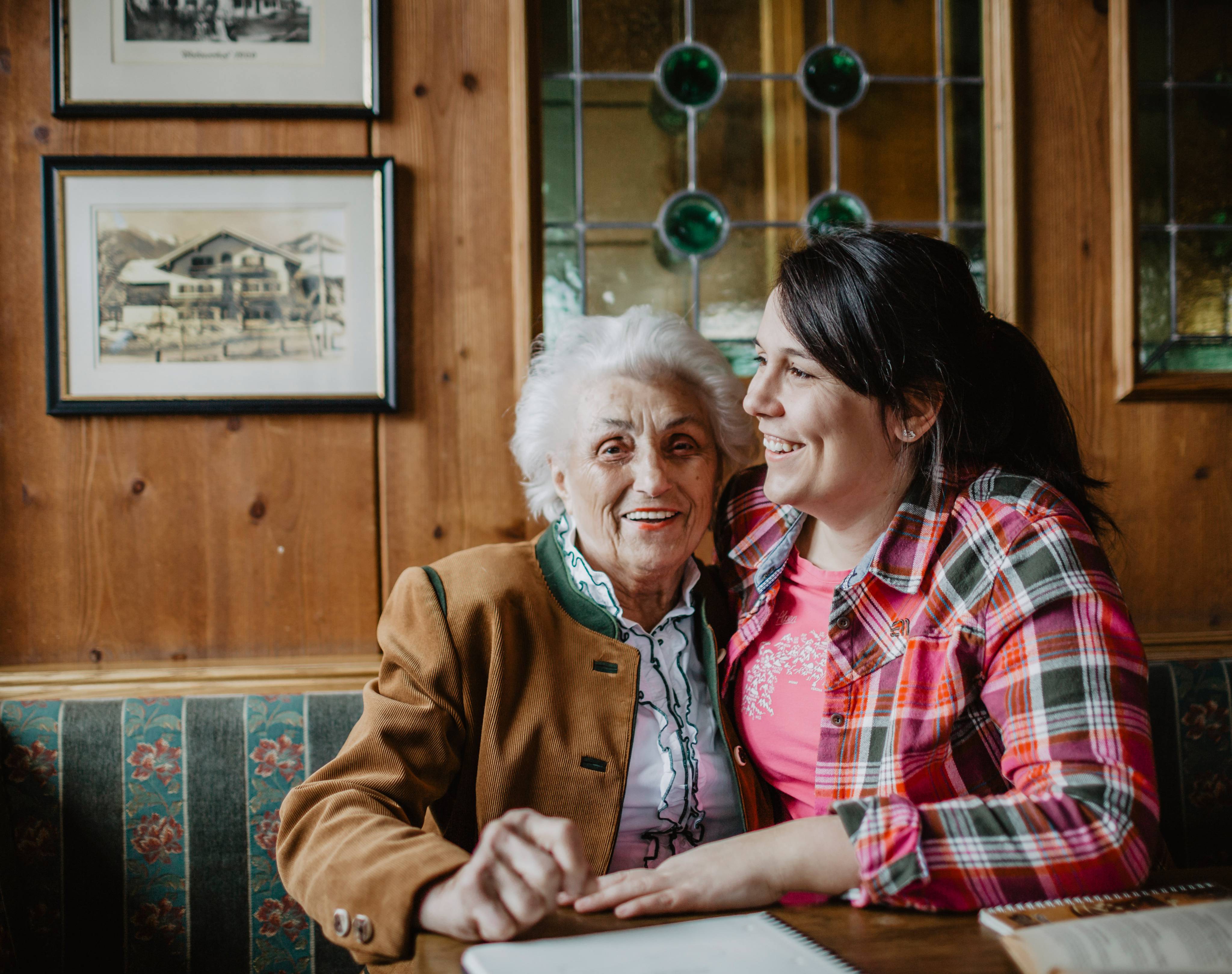 Oma Anni mit Enkelin