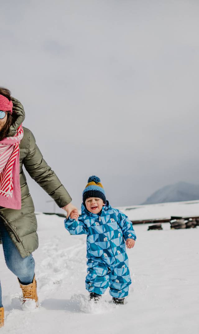 Mutter mit Kind im Schnee