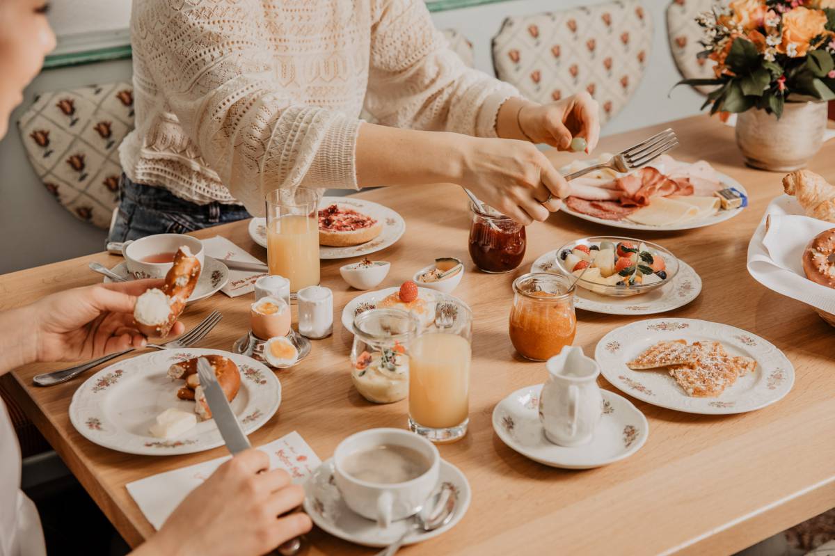 Gedeckter Frühstückstisch im Hotel nahe Chiemsee in Bayern