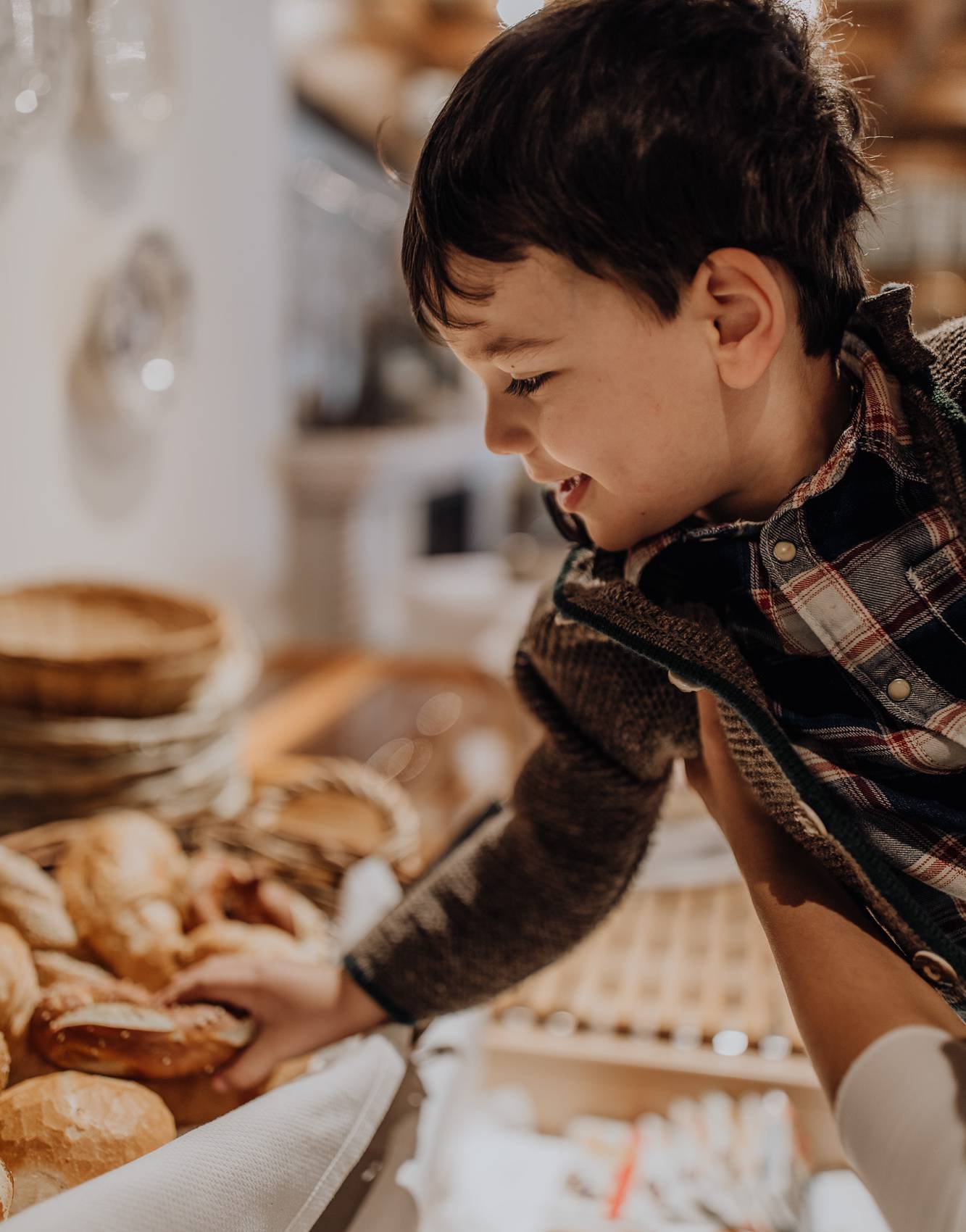 Kind bedient sich am Frühstücksbuffet