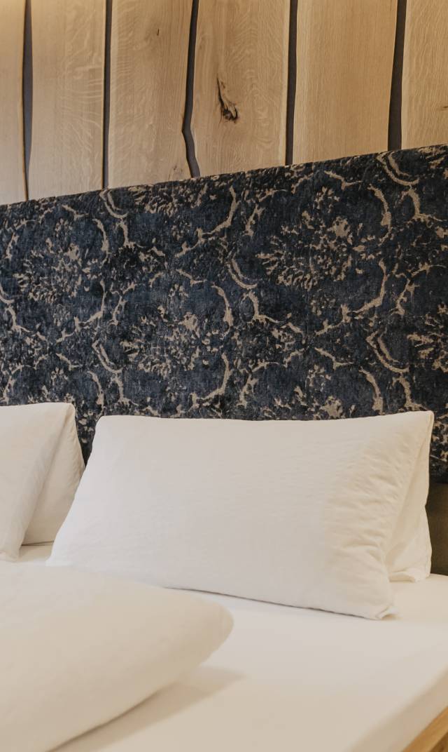 Hotelzimmer modern mit hellen Elementen