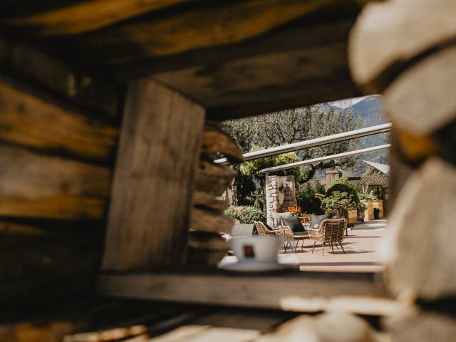 Blick durch Holzfenster in den Außenbereich des Landhof Weßnerhof