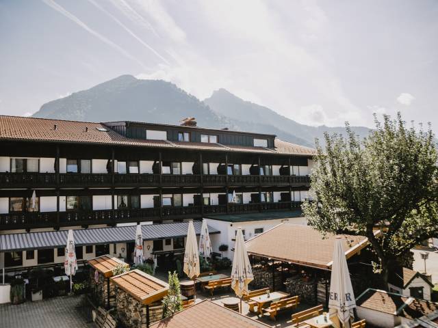 Innenhof mit Biergarten des Landhofs Weßnerhof im Sommer