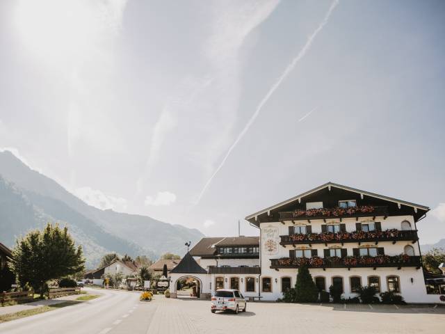 Das Landhotel nahe Chiemsee im Sommer der Weßnerhof mit idyllischen Bergpanorama im Sommer