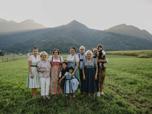 Das sind wir! Familie Moritz Hotelgastgeber im Weßner Hof Bayern. Berglandschaft im Chiemgau