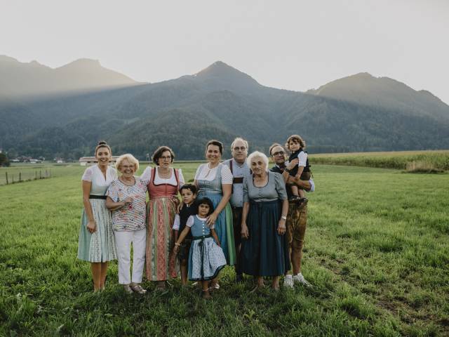 Das sind wir! Hotelfamilie Weßner Hof im Chiemgau Bayern vor Berglandschaft