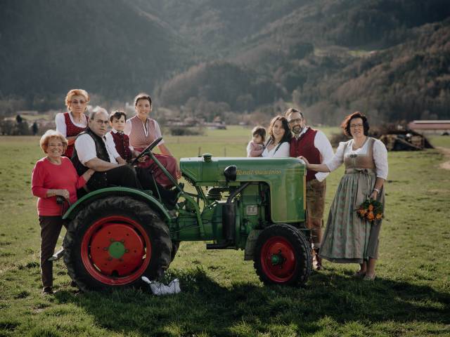 Familienbild Familie Moritz auf Traktor Weßner Hof