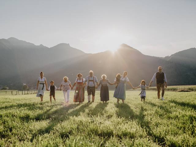 Familienbild im Feld mit Berglandschaft im Chiemgau