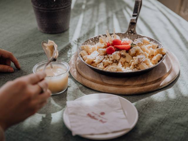 Frischer Kaiserschmarrn in Gusspfanne und selbst gemachten Apfelmus