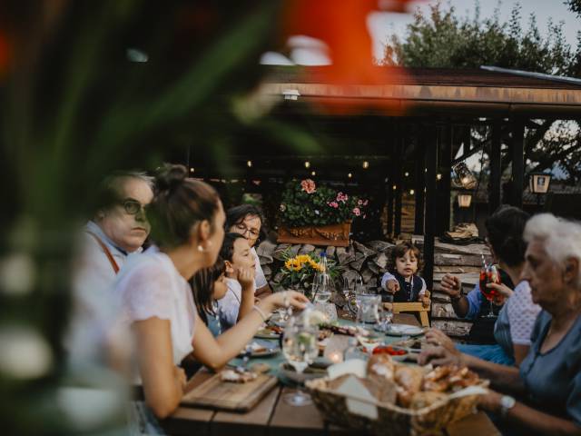 Familie sitzt beisammen und genießen das Essen im Weßnerhof Biergarten