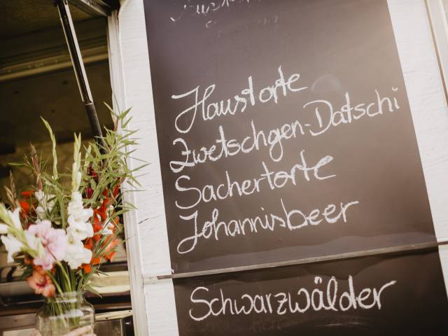 Kreidetafel mit Anschrift der Haustorten des Weßnerhofs in Marquartstein