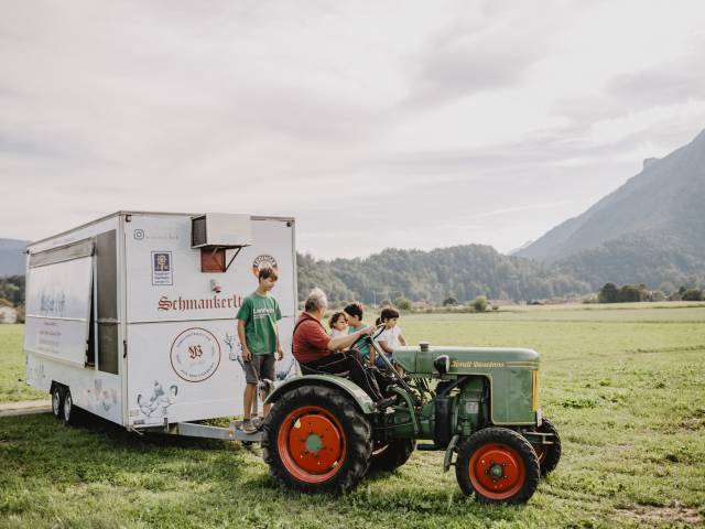 Traktor mit Schmankerl Food Truck auf Hofwiese