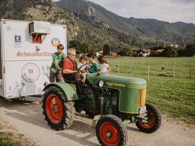 Traktor bringt Food Truck zur Verkaufsstelle
