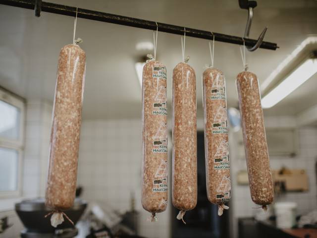 Wurst hängend in der Landmetzgerei Weßnerhof