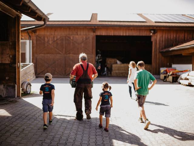 Familie erkundet den Hof des Landhotels Weßnerhof in Marquartstein