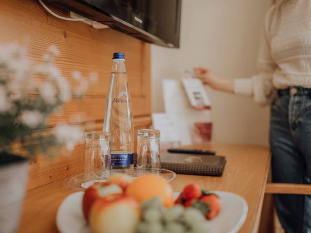 Obst und Getränke auf Hotelzimmer