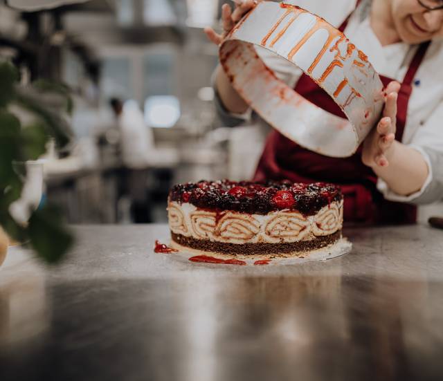  Konditormeister beim Anrichten einer Torte