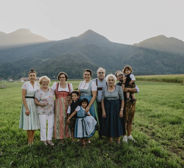 Das sind wir! Familie Moritz Hotelgastgeber im Weßner Hof Bayern. Berglandschaft im Chiemgau