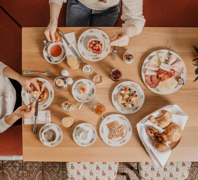 Gesundes und nahrhaftes Frühstück mit Obst, Müsli und Joghurt" "Frühstück im Bett mit frischen Brötchen, Marmelade und Kaffee