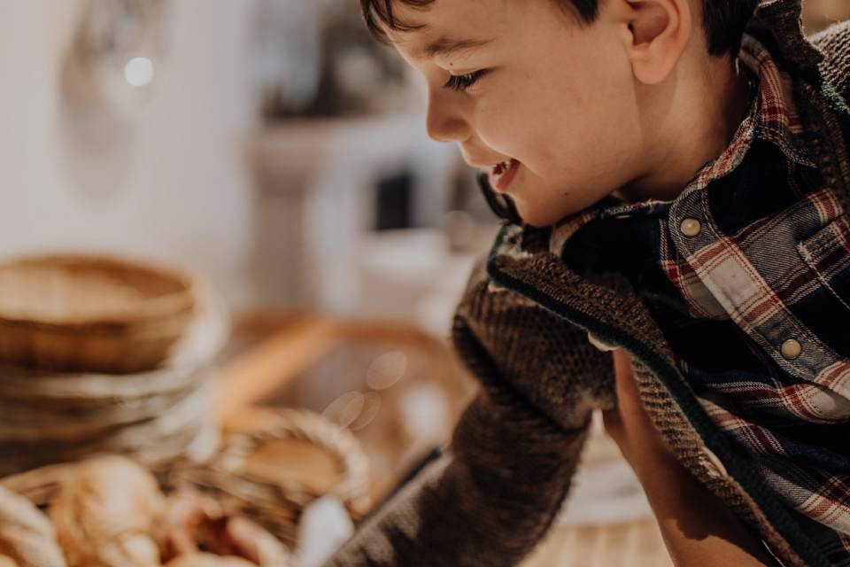 Kind bedient sich am Frühstücksbuffet