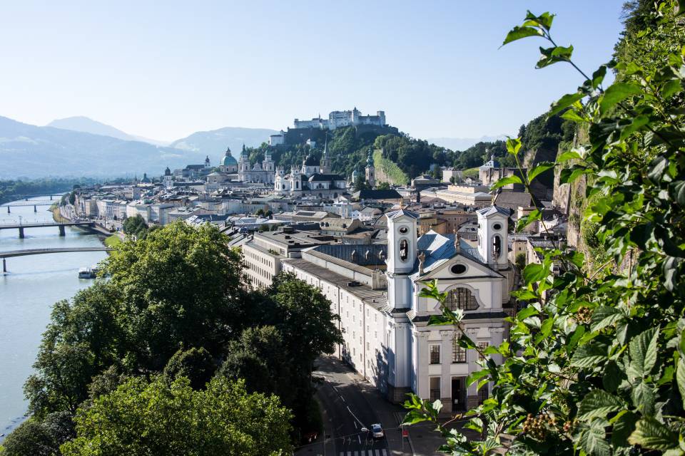 Traumhafte Ausblick über Salzburg im Sommer