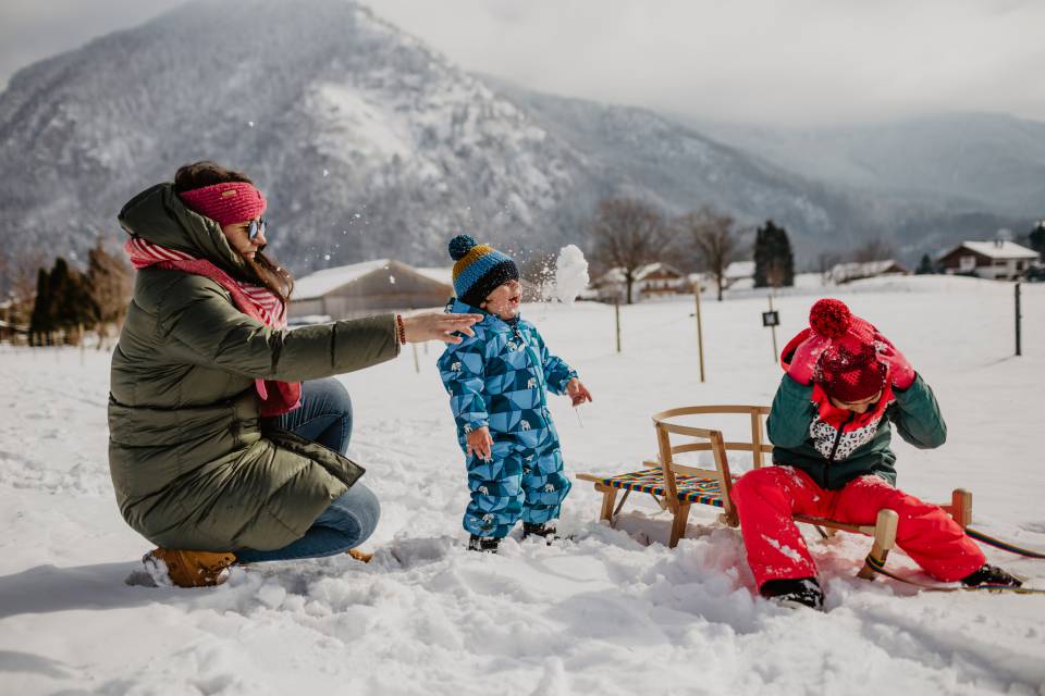 Winter spielen im Schnee Kinder unf Mutter 
