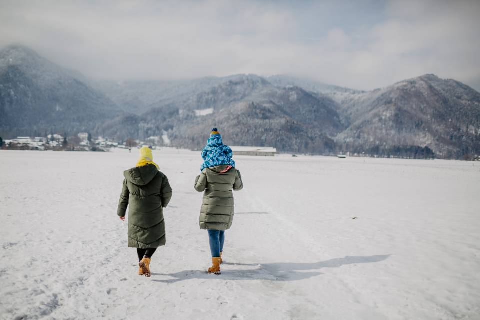 Familie geht spazieren im Schnee