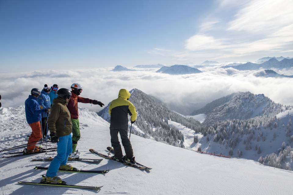 Ski fahrer auf dem Berg mit Blick ins Tal