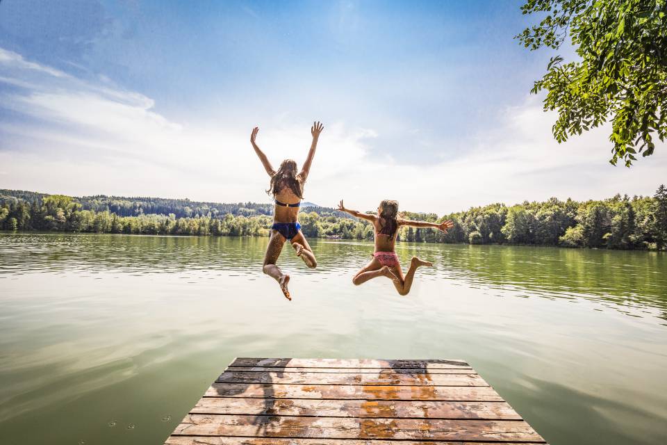 Kinder springen in den Chiemsee